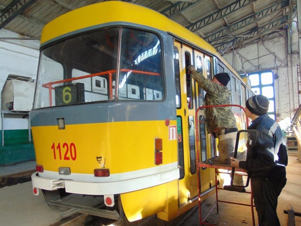 В трамвае в Николаеве на ходу выпало стекло (ФОТО)