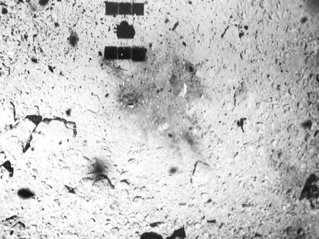 Японский зонд обнаружил на астероиде Рюгу элементы воды (ФОТО)