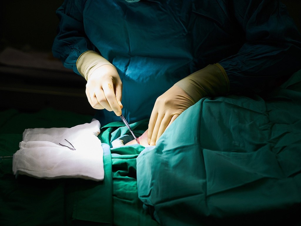 В Китае хирурги успешно провели дистанционную операцию на мозге за пять тысяч километров от пациента (ВИДЕО)