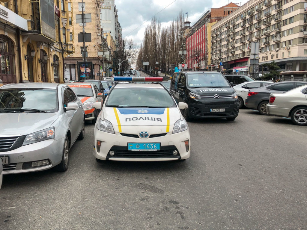 В центре Киева таксист пытался задушить пассажира ремнем безопасности (ФОТО, ВИДЕО)