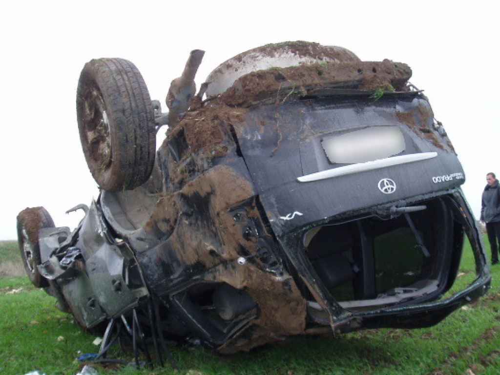На Полтавщине авто Toyota Prado унесло в кювет: машина перевернулась на крышу