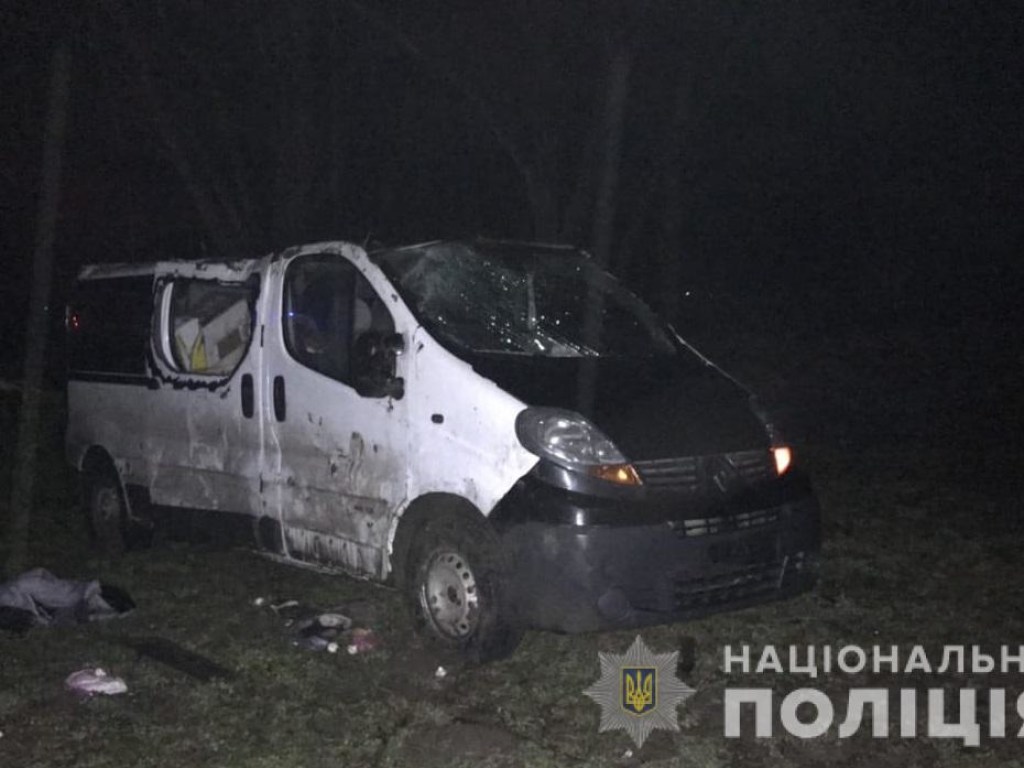 В Черновицкой области микроавтобус попал в кювет: водитель погиб, трое пассажиров пострадали (ФОТО)