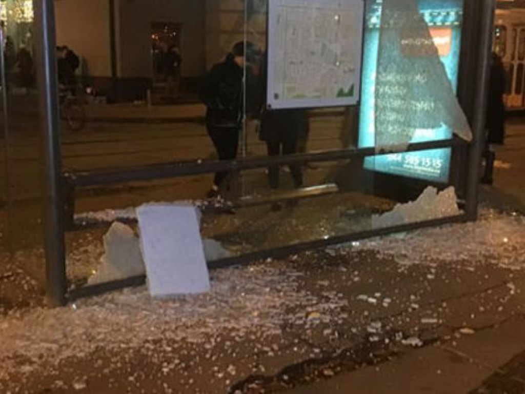 Вандалы развалили остановку на Контрактовой площади в Киеве (ФОТО)