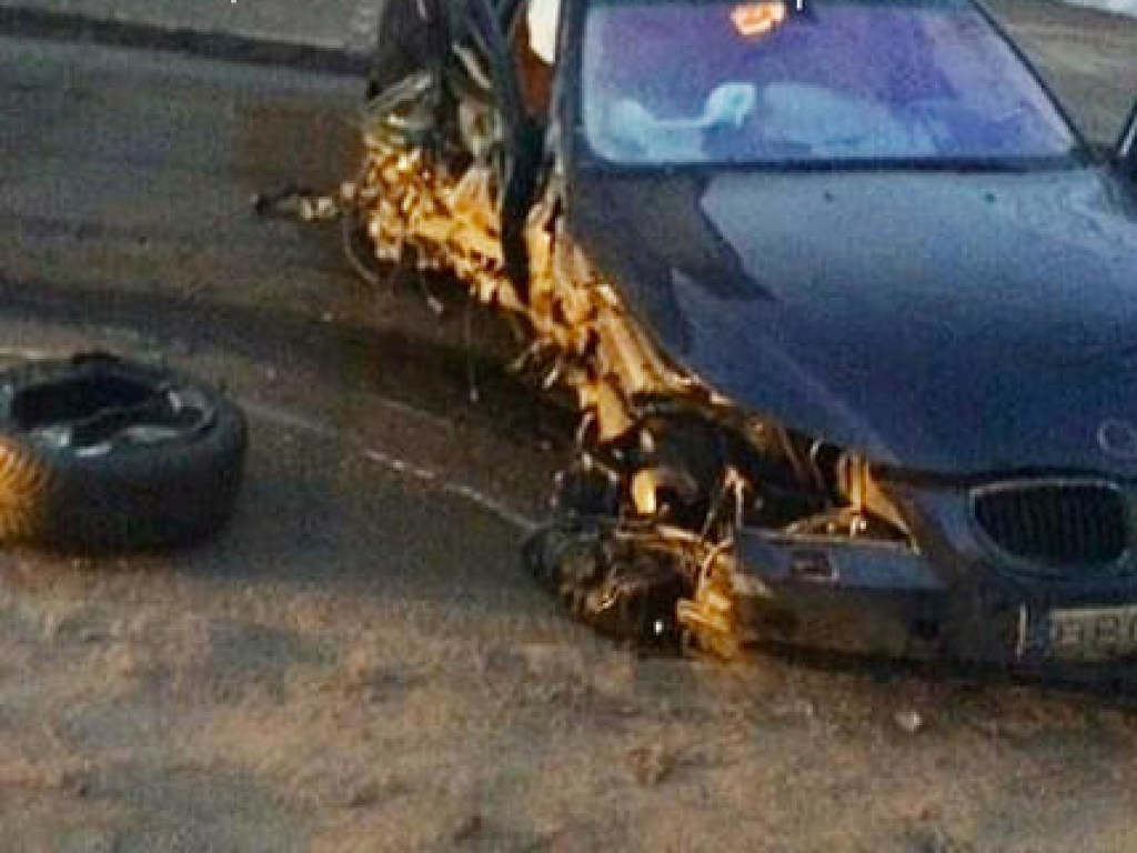 Серьезное ДТП в Харькове: снесло половину BMW (ФОТО)