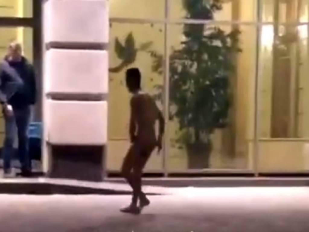 По вечерней Одессе бегал неадекватный голый мужчина (ФОТО, ВИДЕО)