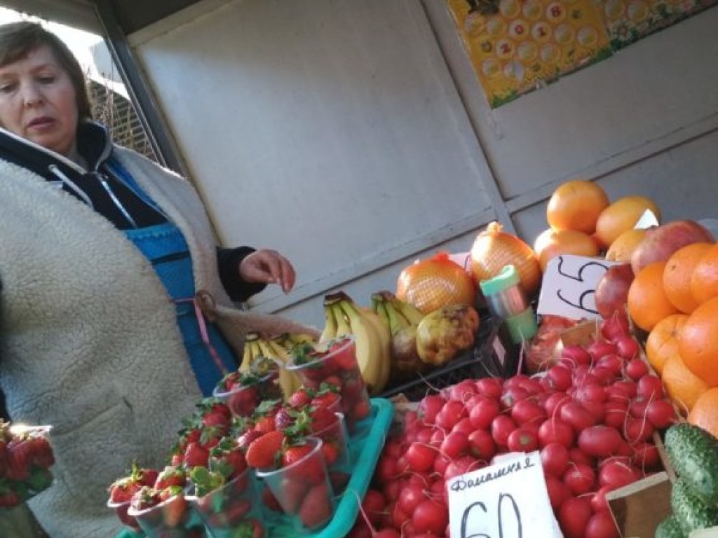 Четыре ягоды &#8212; 25 гривен: в Запорожской области на рынках начали продавать клубнику