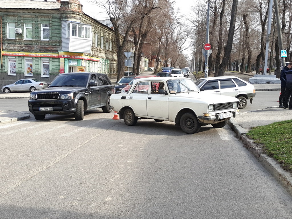 В Днепре не поделили дорогу ВАЗ и «Москвич» (ФОТО, ВИДЕО)