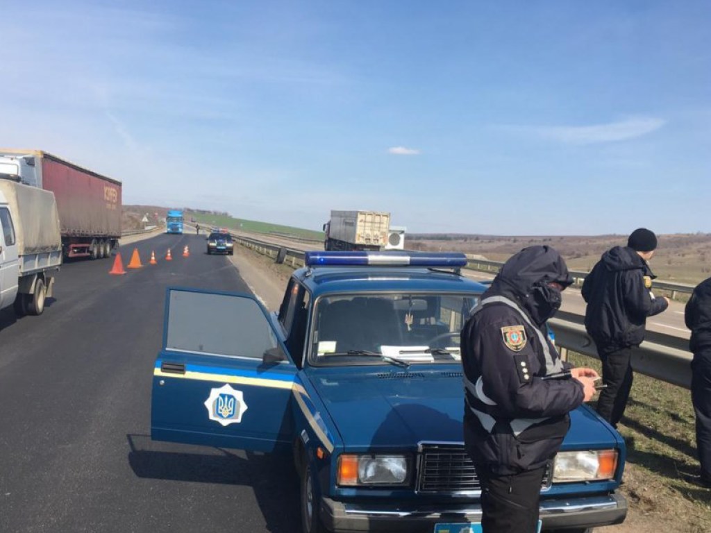 Смертельное ДТП на трассе Киев-Одесса: грузовик раздавил работников дорожной службы (ФОТО)