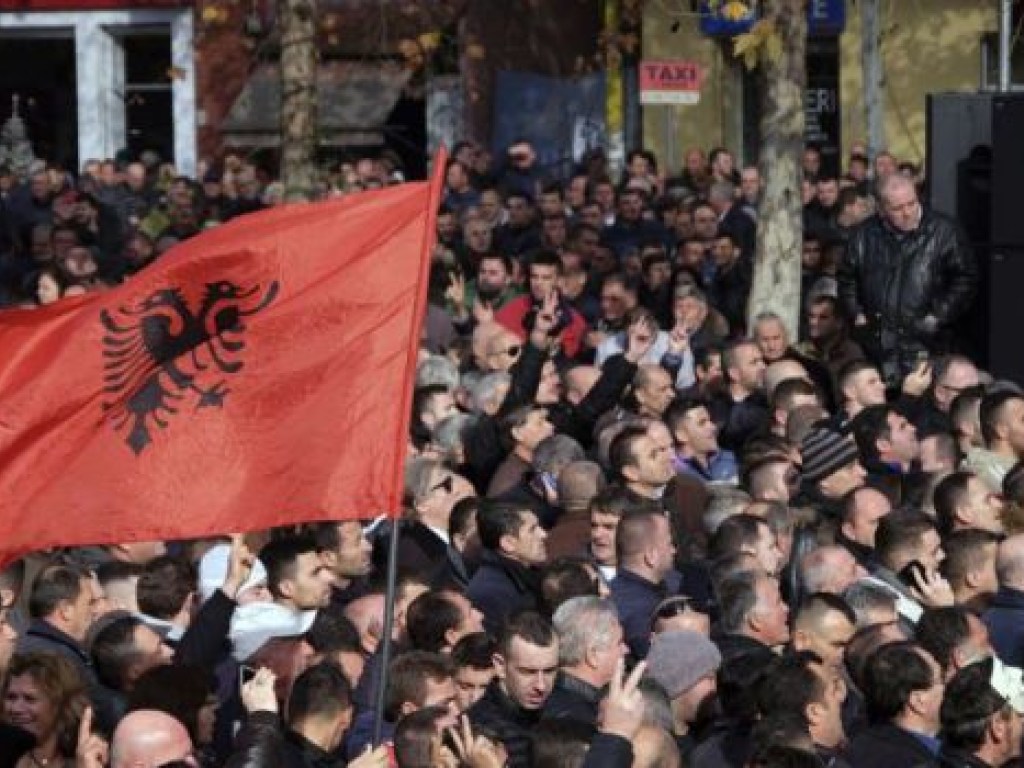 В столице Албании тысячи протестующих требуют отставки правительства (ФОТО, ВИДЕО)