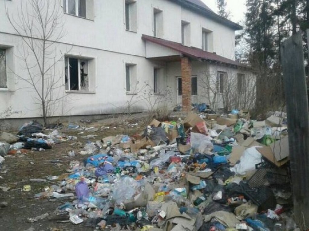 В Сети возмутились, как на Закарпатье музыкальную школу превратили в мусорную свалку