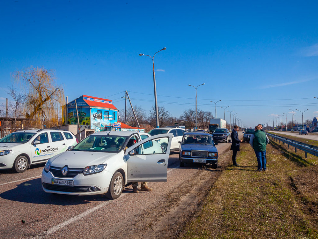 Дорогу засыпало семечками: под Днепром столкнулись семь авто (ФОТО)