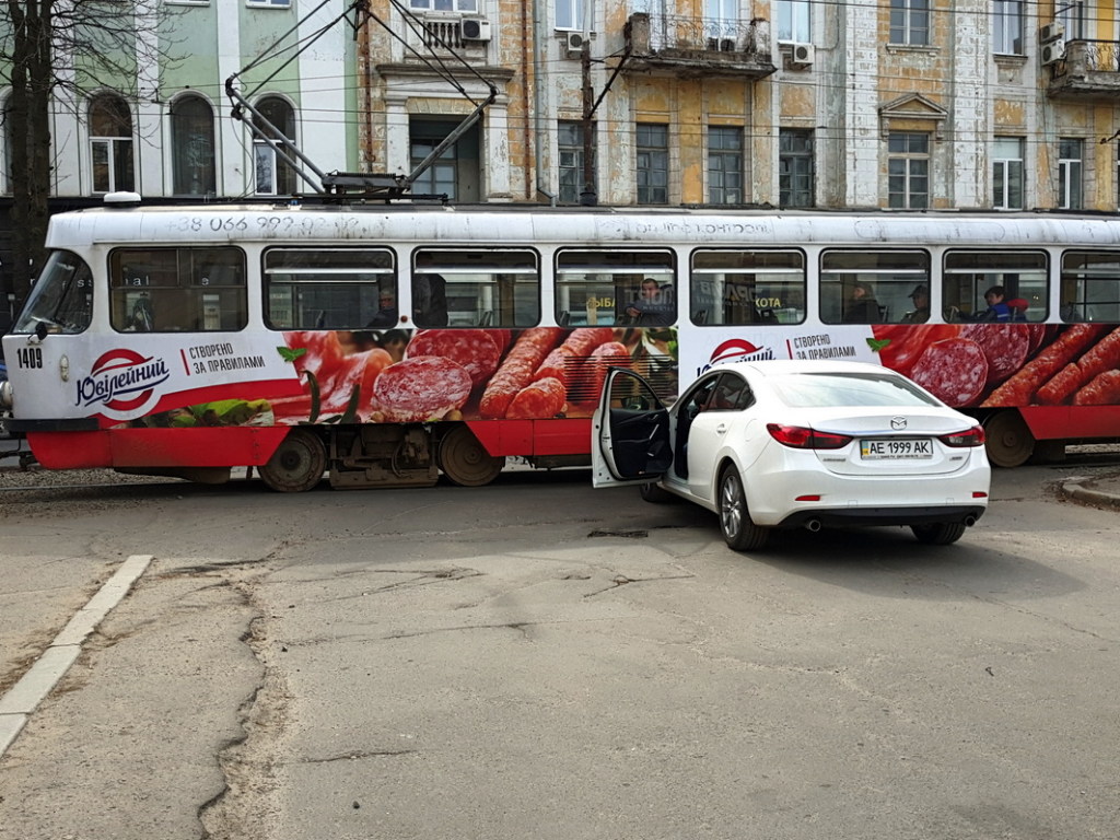 В Днепре Mazda врезалась в трамвай (ФОТО, ВИДЕО)