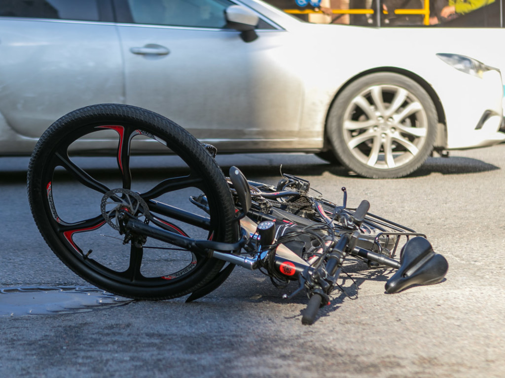 Автомобиль ВАЗ сбил велосипедиста в центре Днепра (ФОТО, ВИДЕО)
