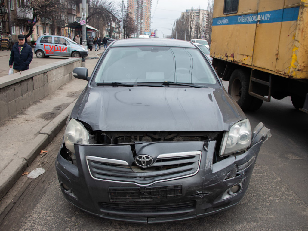 Пробка в сторону Севастопольской площади: в центре Киева произошло масштабное ДТП (ФОТО)