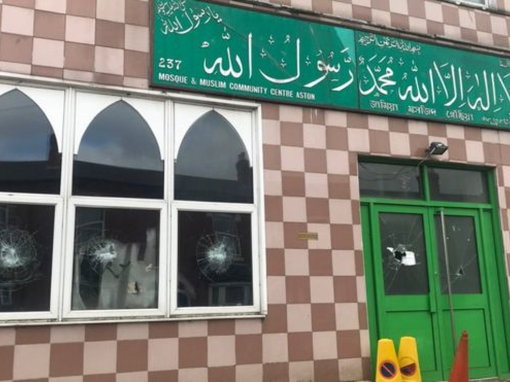 В Великобритании пять мечетей подверглись атакам