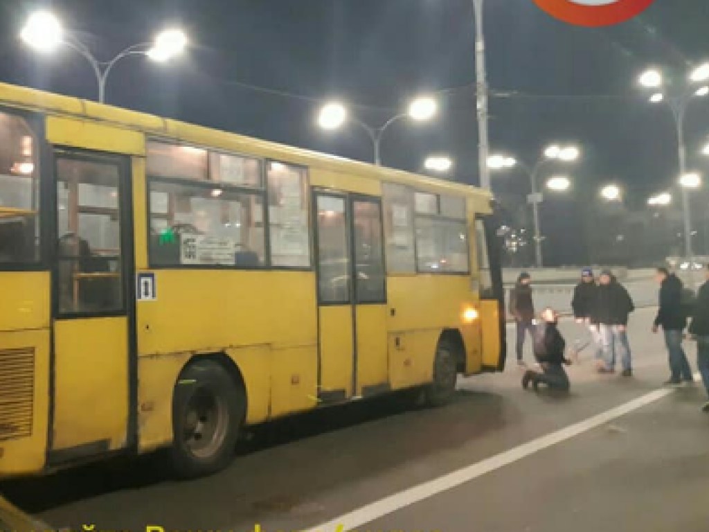 В Киеве у метро «Дорогожичи» автобус наехал на пешеходов: три человека в больнице, водителя избили очевидцы (ВИДЕО)