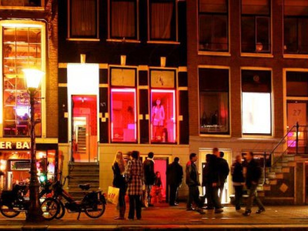 Амстердам ограничит доступ туристов к кварталу Красных фонарей