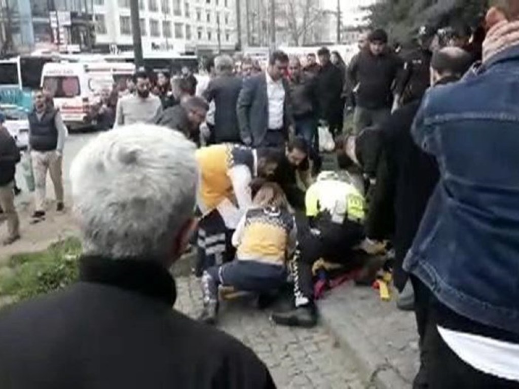 Пассажирский автобус врезался в толпу людей на остановке в Стамбуле (ФОТО)
