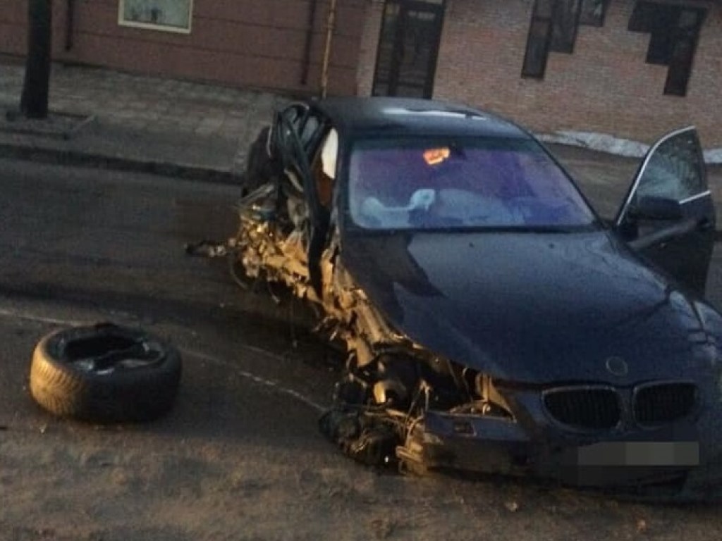 В Харькове BMW превратилось в груду металлолома из-за столкновения со столбом (ФОТО)