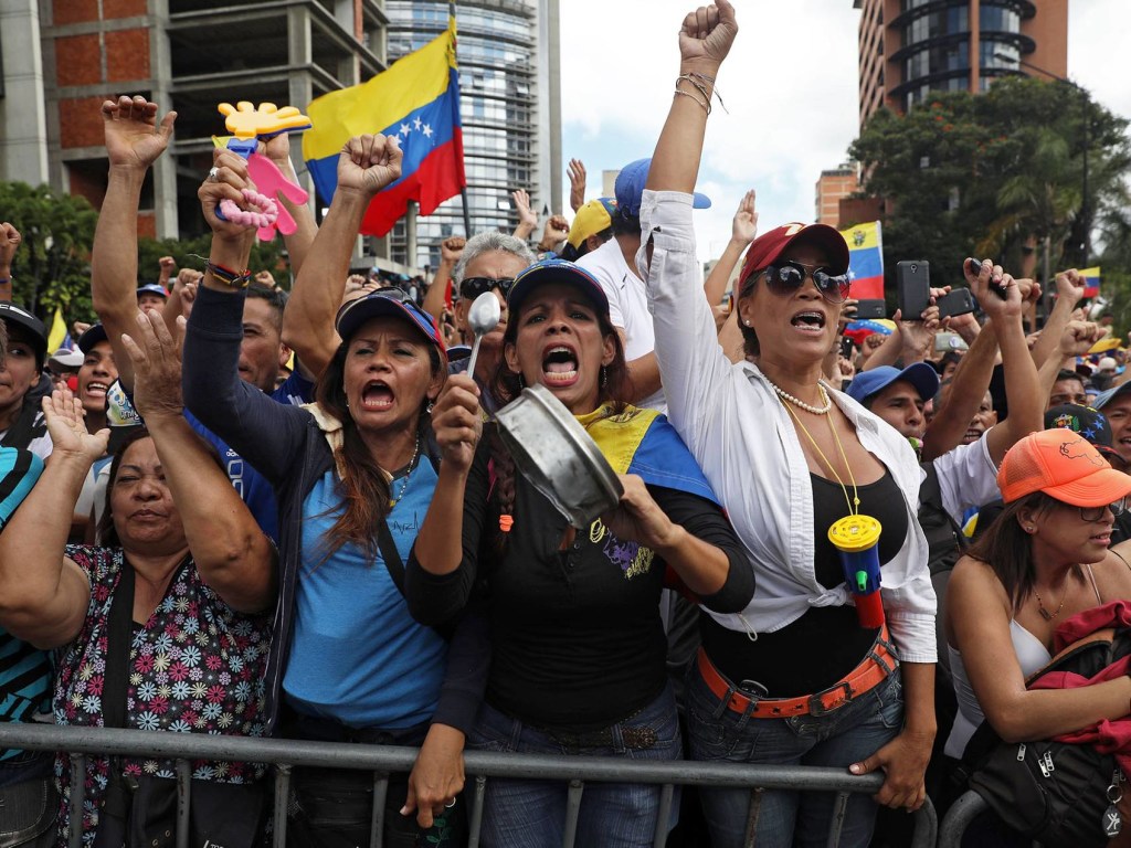 В двух шагах от революции: что ждет Венесуэлу после отставки правительства