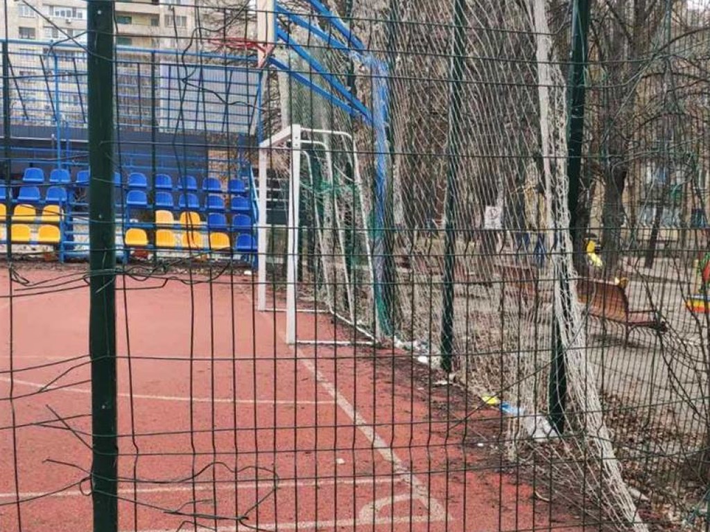 На Борщаговке в Киеве повредили футбольный стадион (ФОТО)