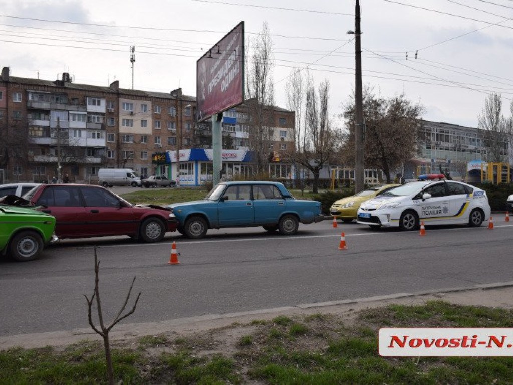 В Николаеве столкнулись три автомобиля: образовалась пробка (ФОТО)