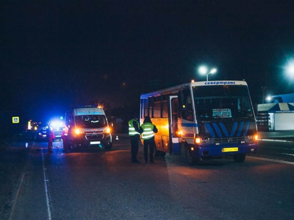 Под Днепром у заправки рейсовый автобус на глазах у сына сбил мужчину (ФОТО, ВИДЕО)