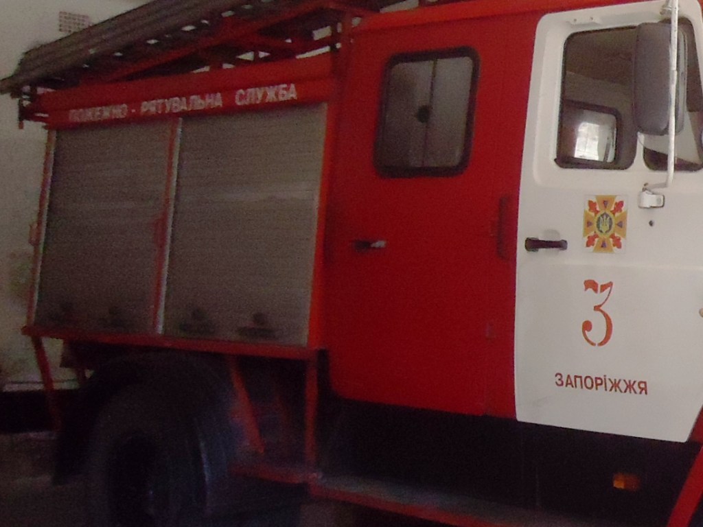 В Запорожье пожарный забрался в пылающую квартиру для спасения старушку (ВИДЕО)
