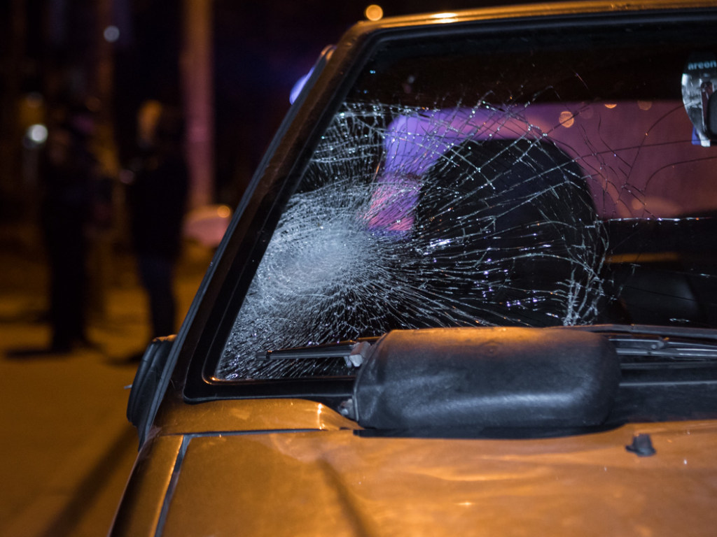 ДТП в Днепре: пешеход головой разбил лобовое стекло ВАЗ (ФОТО, ВИДЕО)