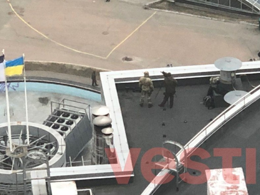 В центре Киева на крыше ТРЦ и Дворца спорта заметили снайперов (ФОТО)
