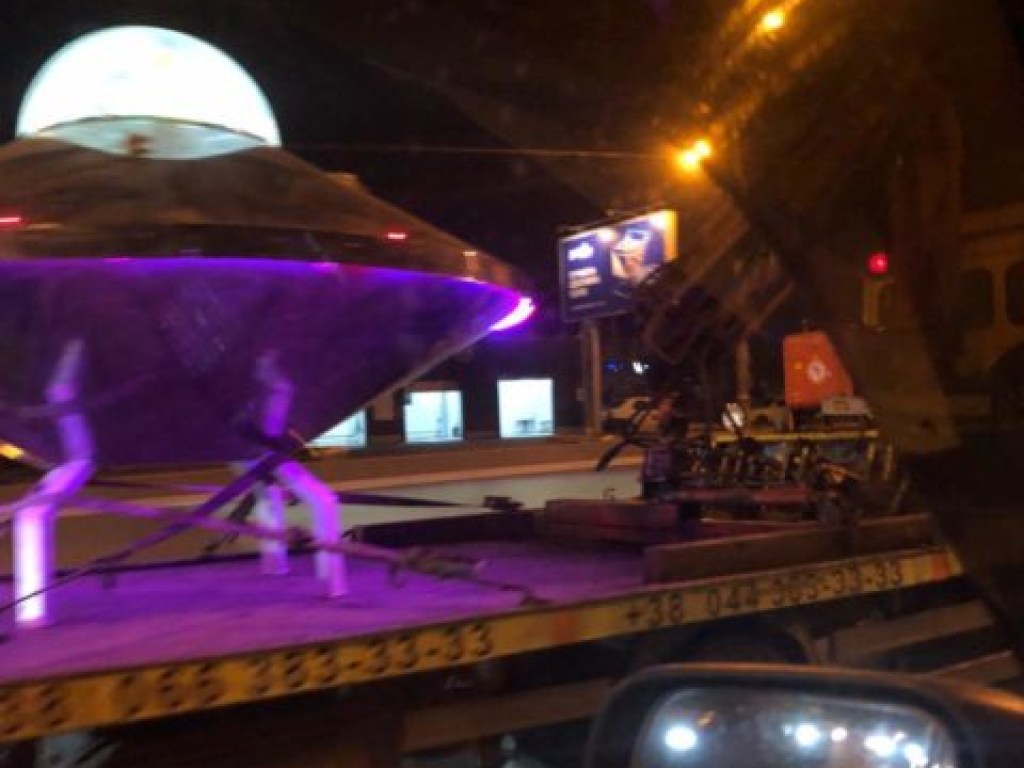 В Киеве на оживленной трассе увидели «летающую тарелку» (ФОТО) 