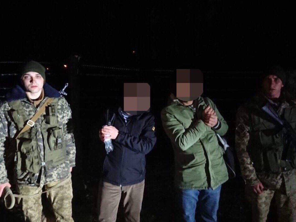 Закарпатские пограничники на границе задержали в темном лесу двух граждан Турции (ФОТО)
