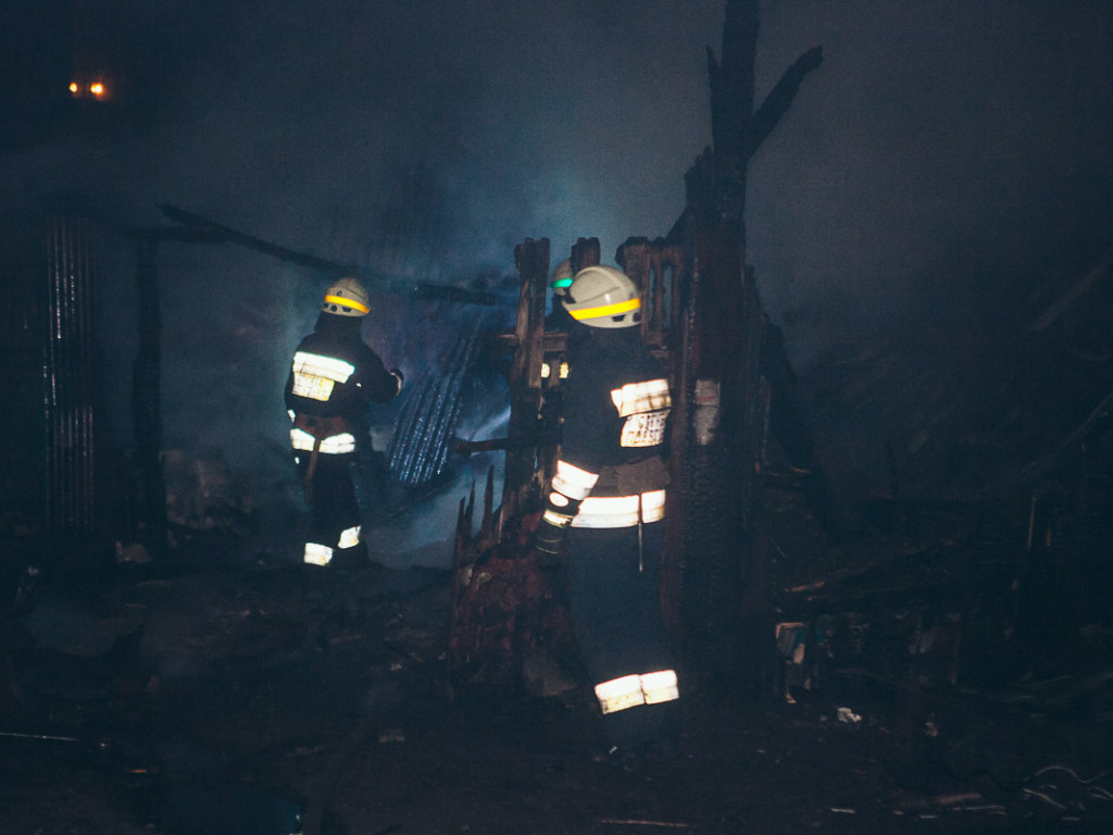 В Днепре ночью сгорели склады (ФОТО, ВИДЕО)