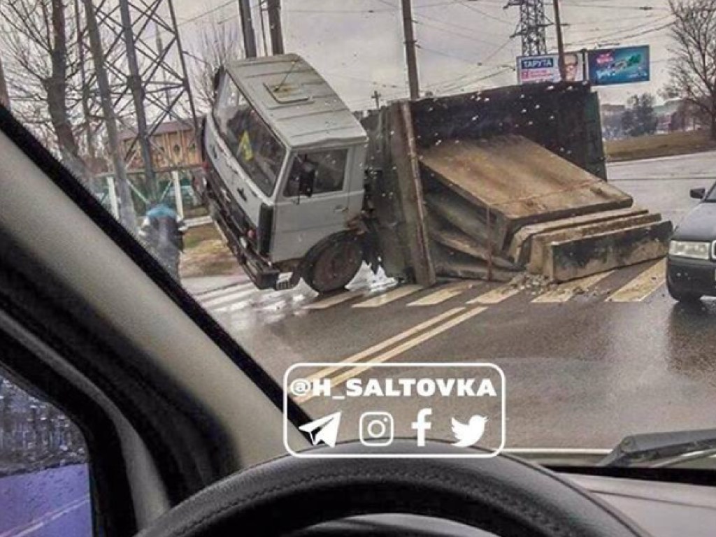 В Харькове перевернулся грузовик МАЗ с железобетонной конструкцией (ФОТО)