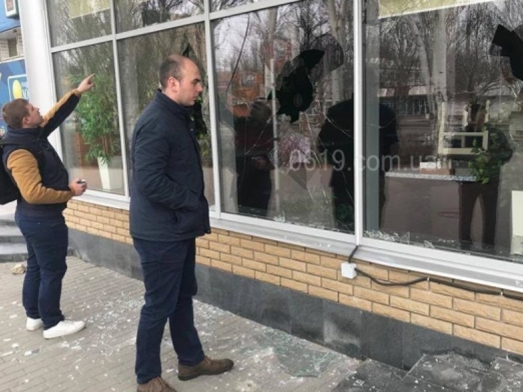 В Мелитополе неизвестные устроили погром в кафе (ФОТО)