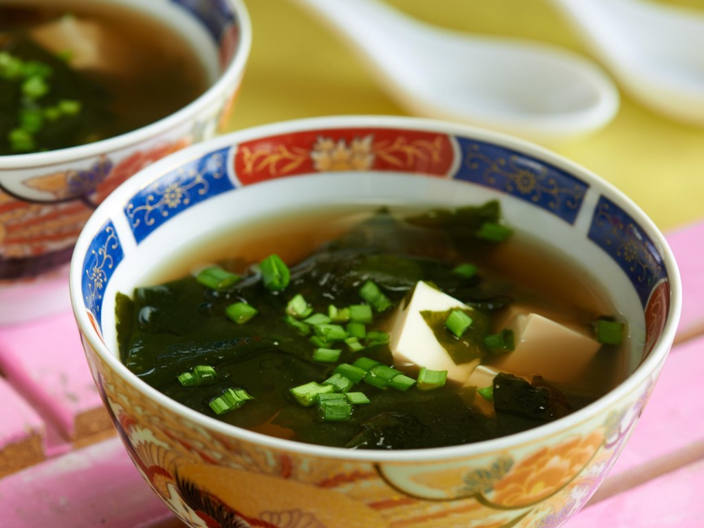 Легкие теплые супы и богатые клетчаткой продукты предотвращают переедание &#8212; диетолог