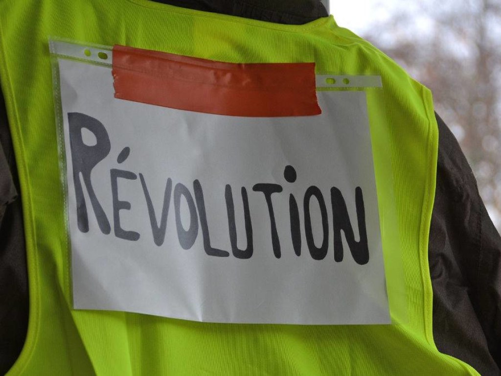 На марше протестов «желтых жилетов» в Париже задержали десятки человек