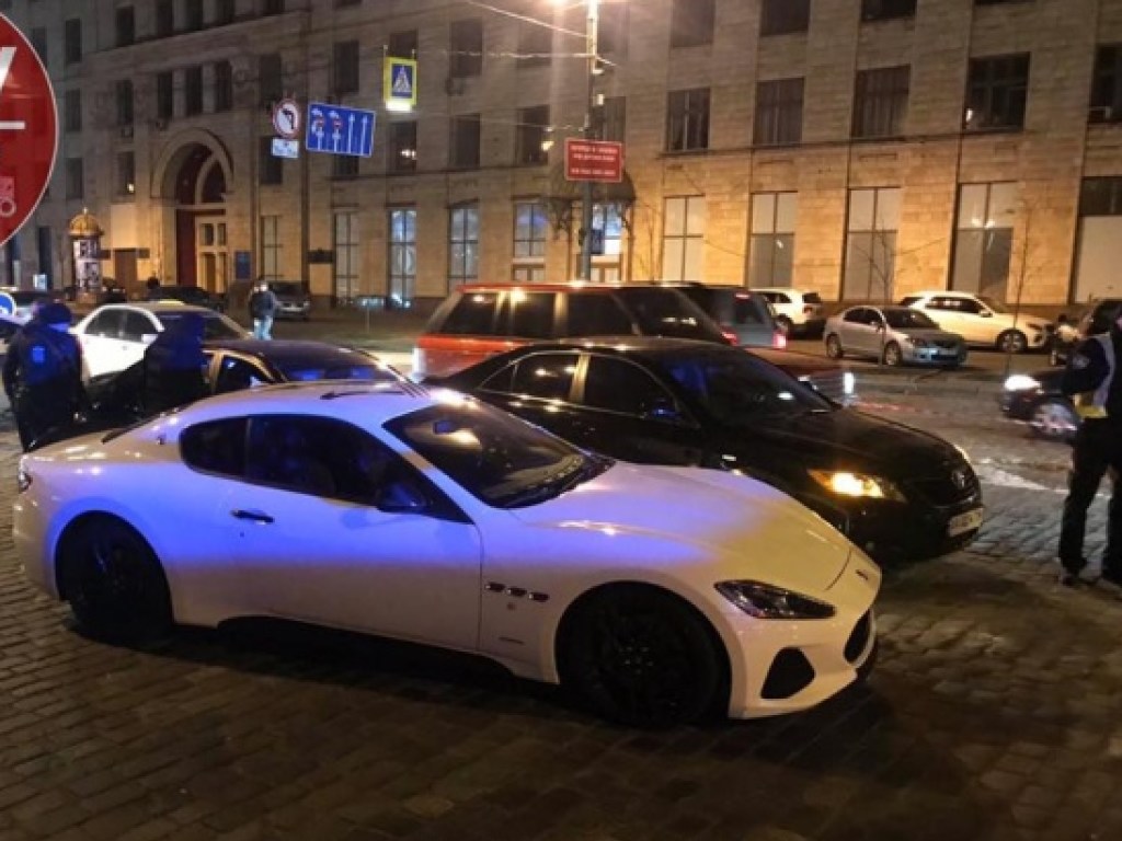 В центре Киева водитель элитного авто устроил стрельбу (ФОТО)