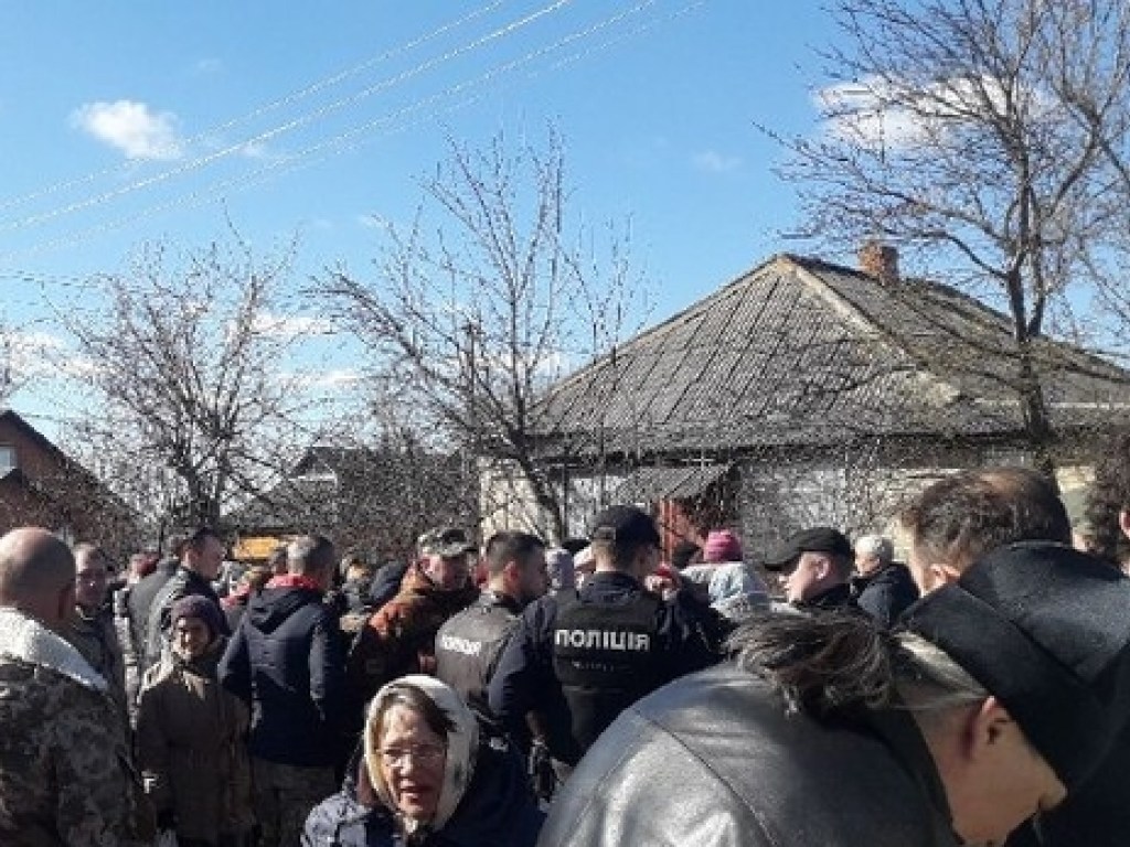 Активисты ПЦУ хотят захватить храм под Киевом (ФОТО)