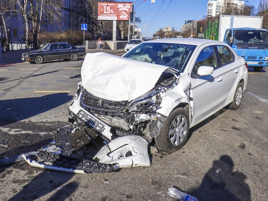 При столкновении двух такси Peugeot в центре Киева пострадали три человека (ФОТО, ВИДЕО)