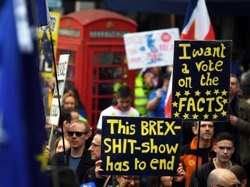 Тысячи людей вышли на улицы Лондона в знак протеста выхода из ЕС