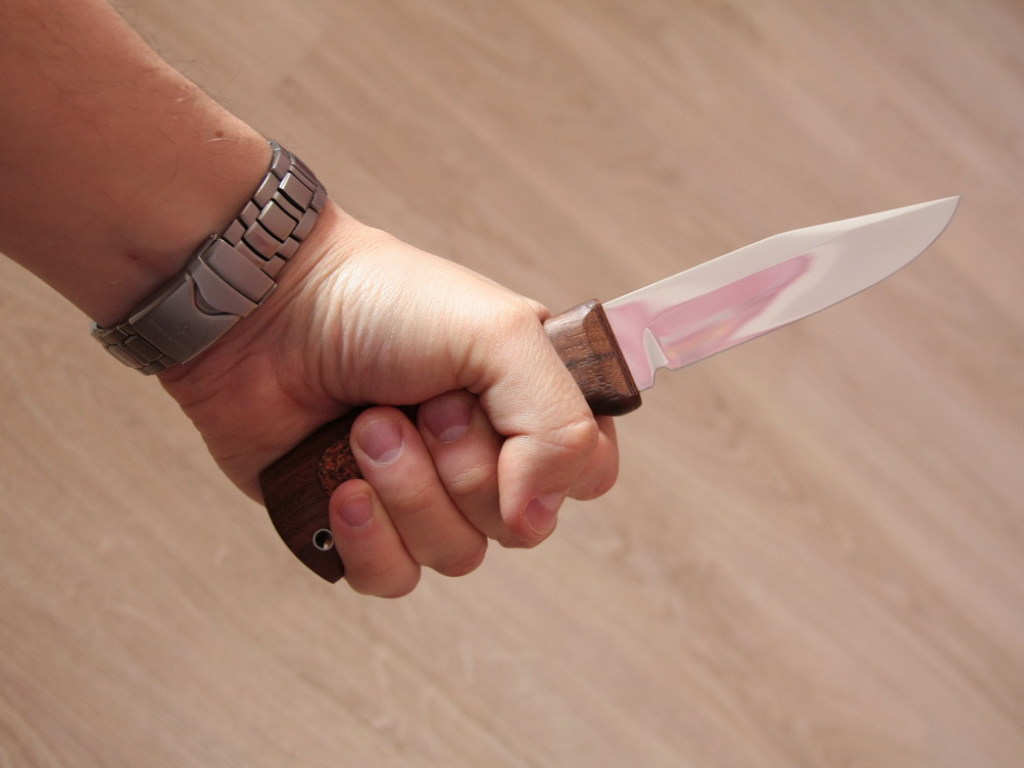 Неизвестный изрезал ножом священника во время службы: жестокие кадры (ВИДЕО)