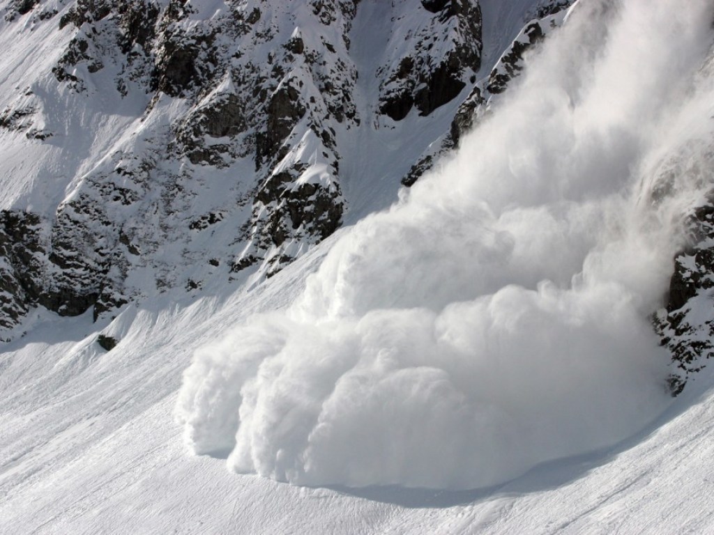 В швейцарских Альпах лавина накрыла четырех туристов 