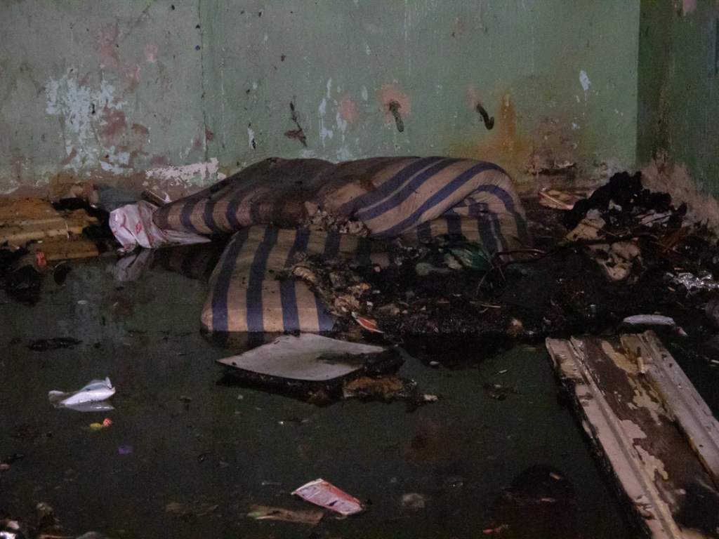 В Киеве на Старой Дарнице загорелось заброшенное здание: пострадали трое бездомных (ФОТО)