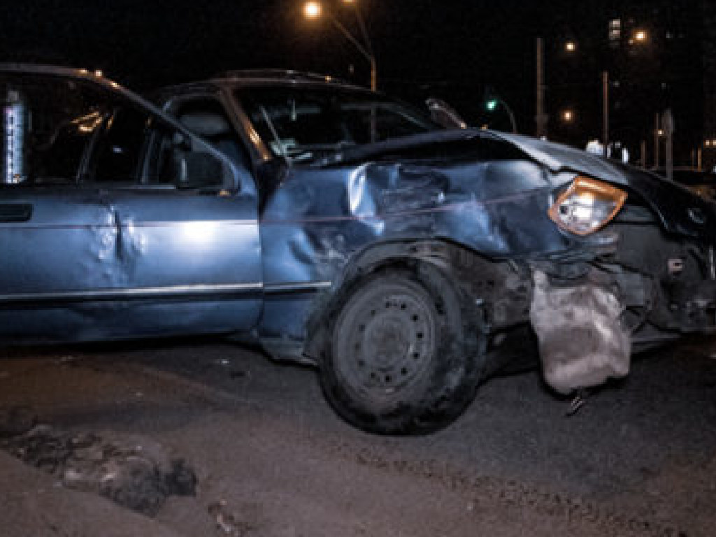 Поворот в неположенном месте: в Киеве Ford с ребенком в салоне врезался в такси с клиентами (ФОТО, ВИДЕО)