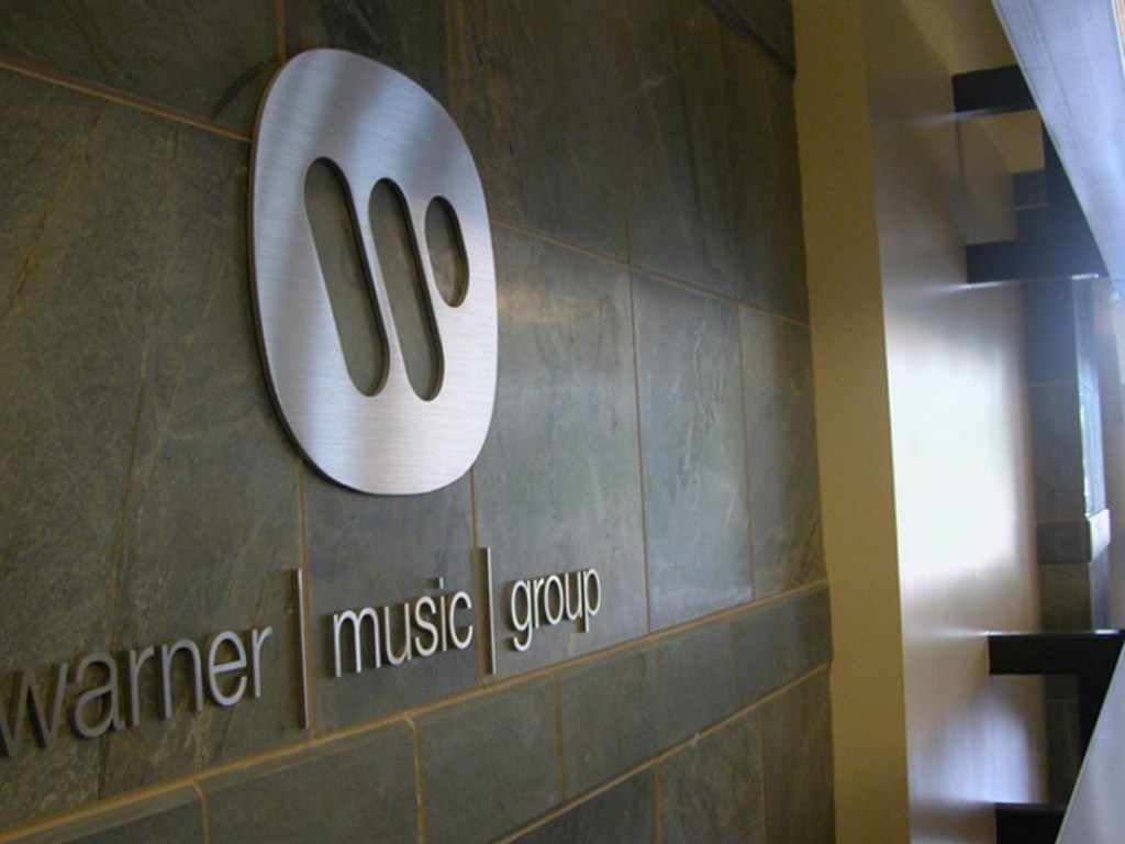 Warner Music заключил первый в истории музыкальный контракт с искусственным интеллектом 