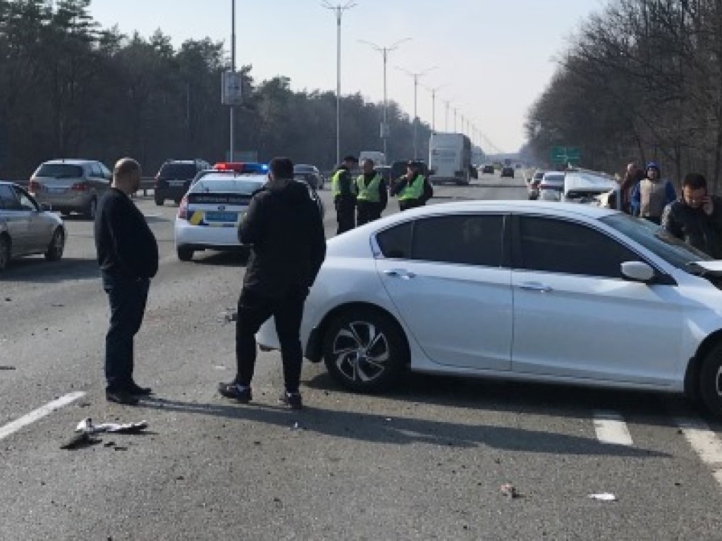 На Бориспольской трассе под Киевом произошло крупное ДТП: две женщины попали в больницу (ВИДЕО)