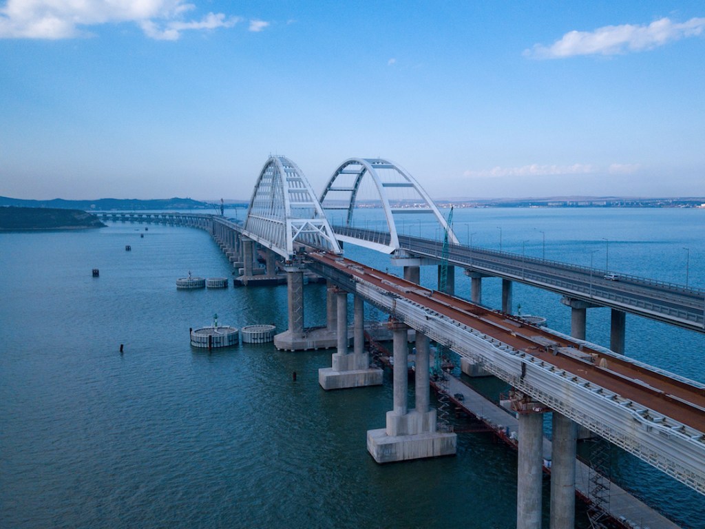 Строители собрали все пролёты железнодорожной части Крымского моста