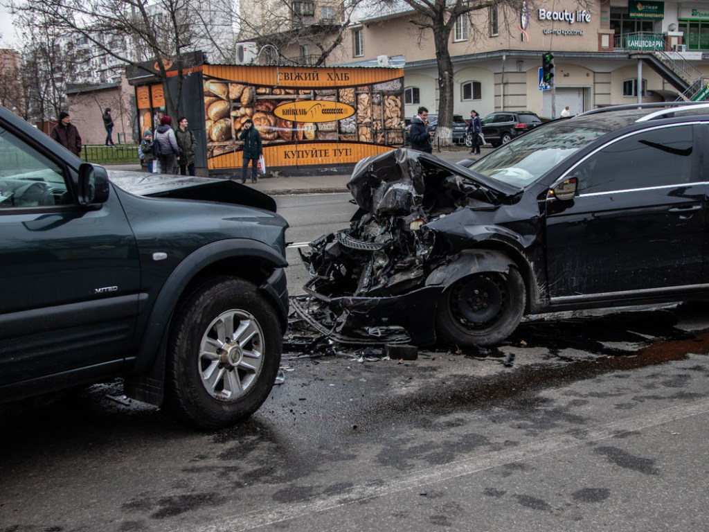 На проспекте Героев Сталинграда в Киеве опьяневший мужчина за рулем Volkswagen влетел в Opel (ФОТО, ВИДЕО)