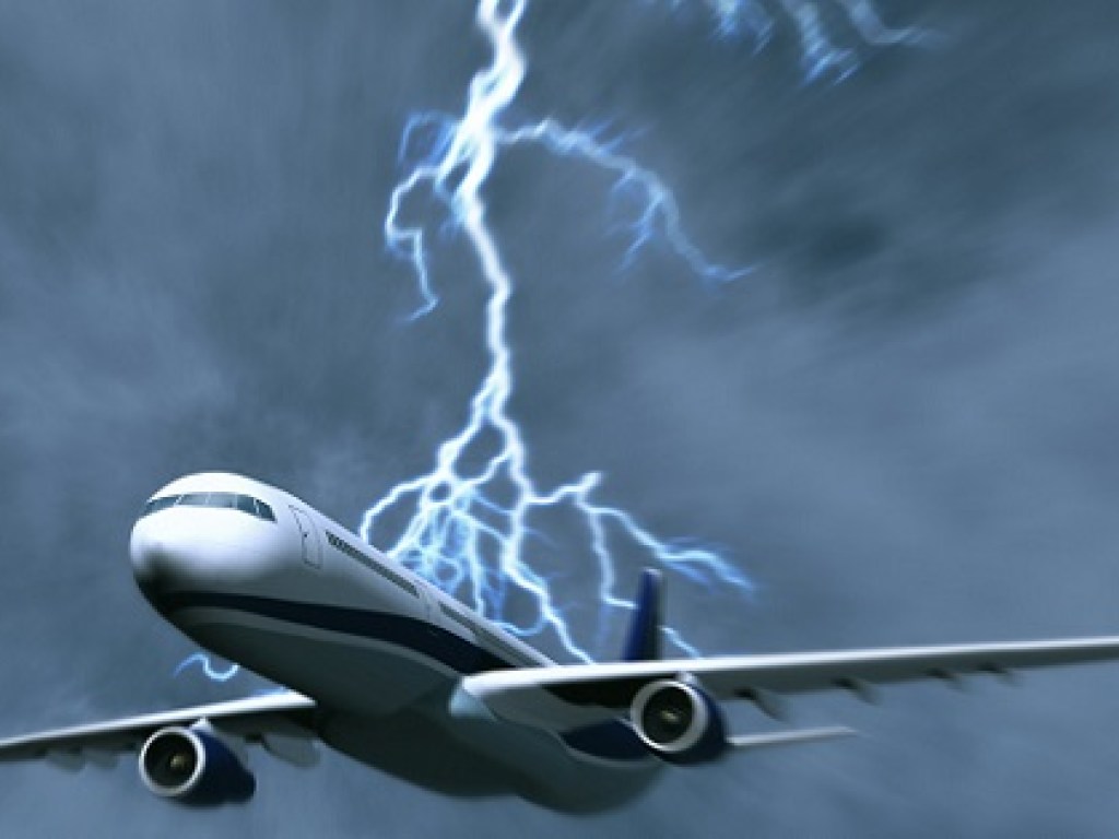 В пассажирский самолет в России ударила молния